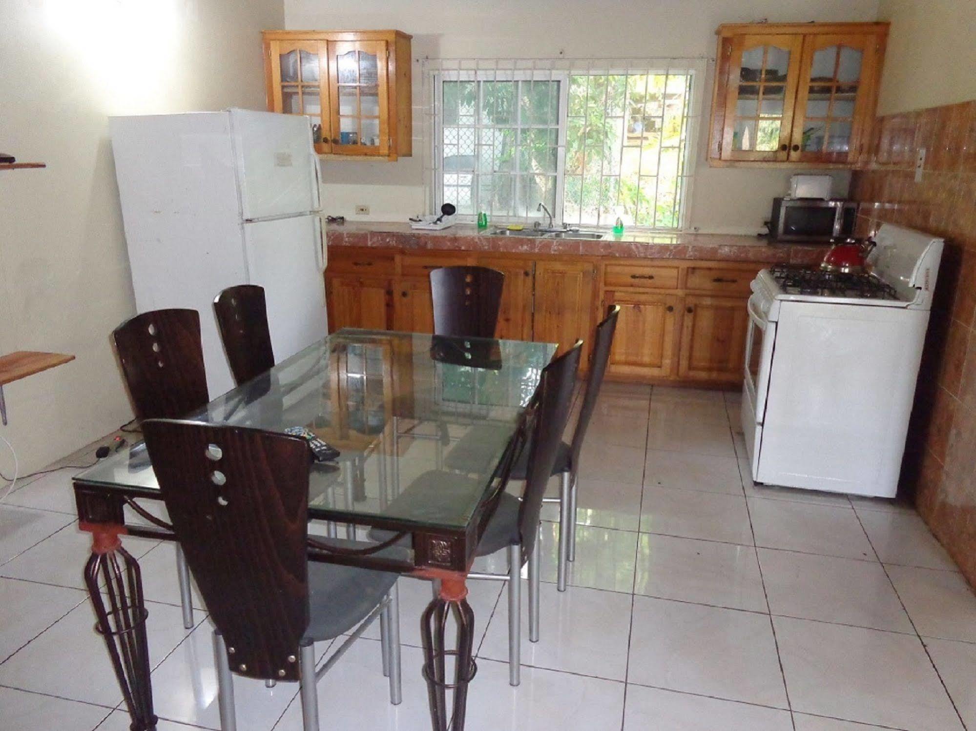 Bethel Court Guesthouse Montego Bay Eksteriør bilde