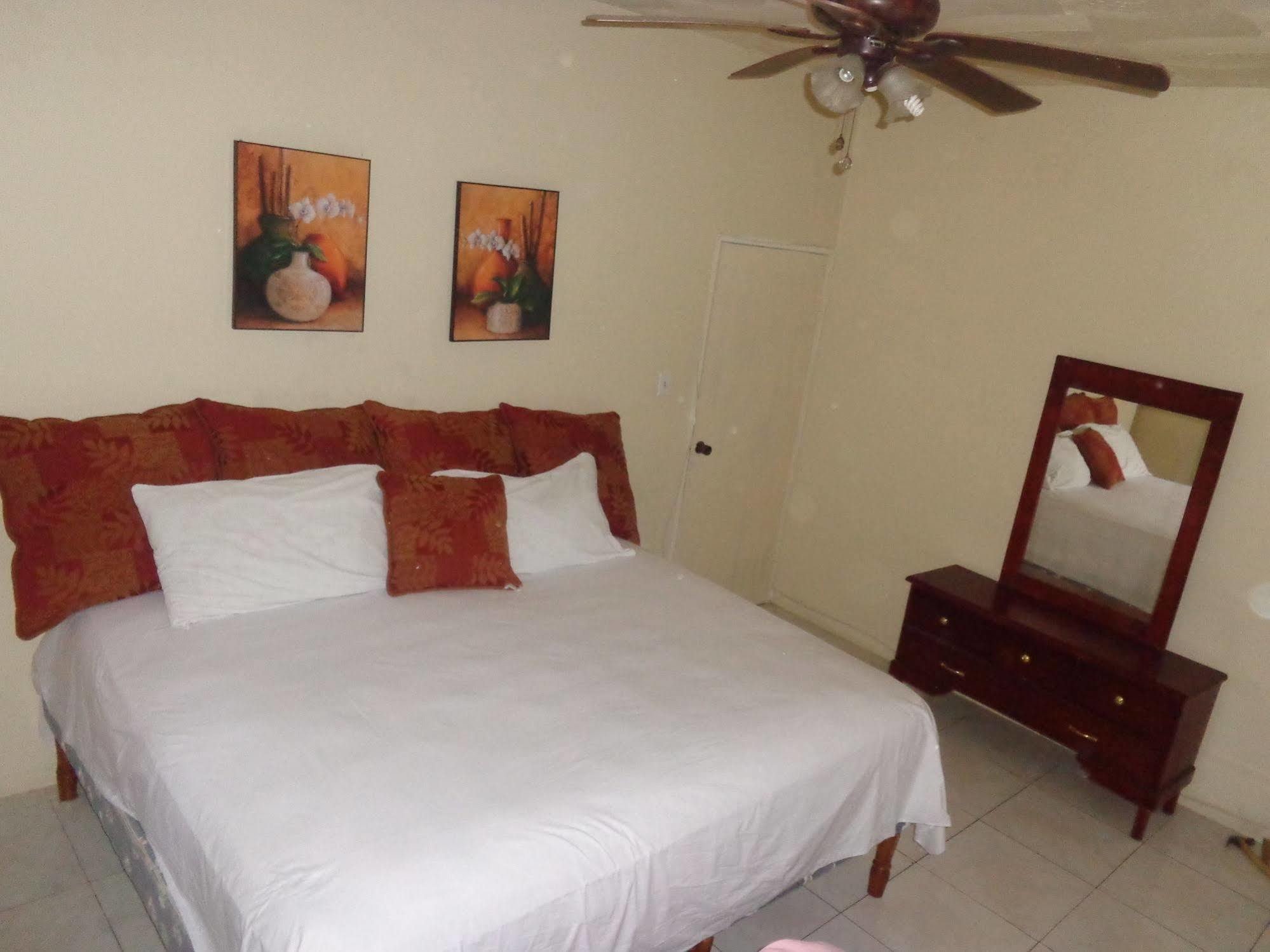 Bethel Court Guesthouse Montego Bay Eksteriør bilde
